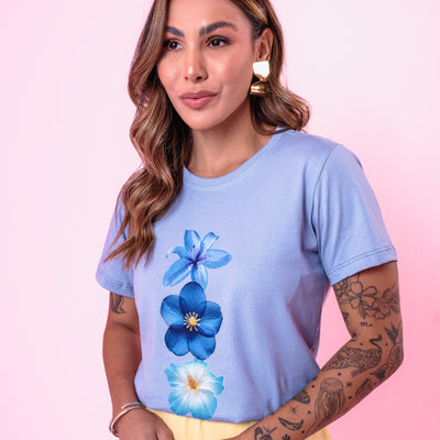 Camiseta Feminina Estampa com Flores na Cor Azul Claro