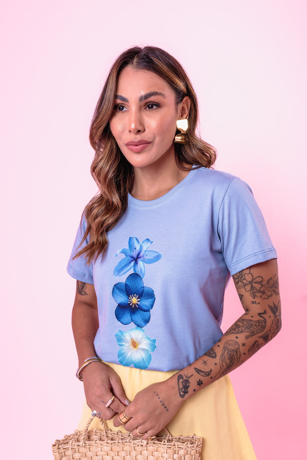 Camiseta Feminina Estampa com Flores na Cor Azul Claro
