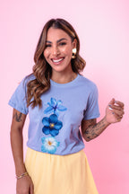 Camiseta Feminina Estampa com Flores na Cor Azul Claro