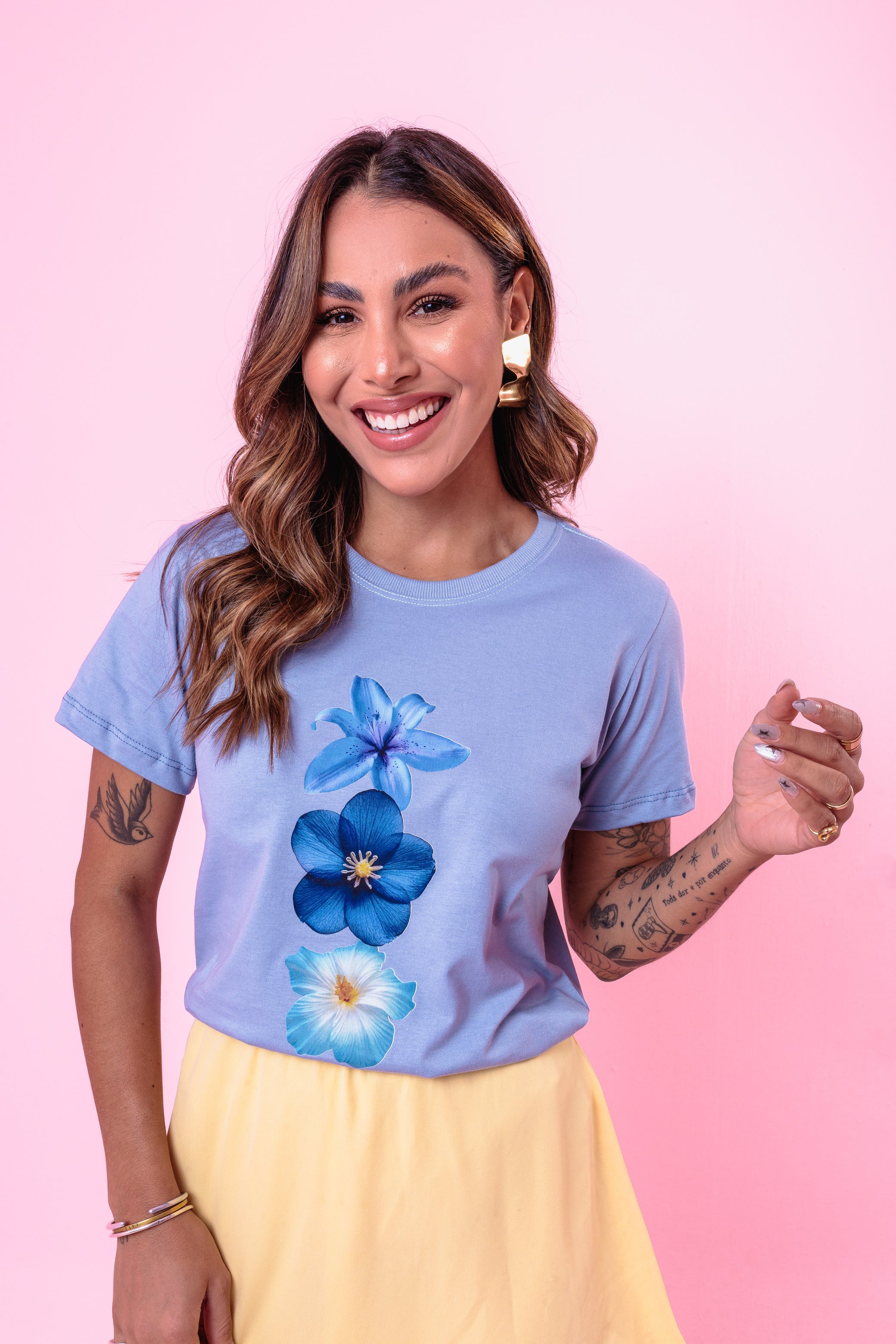 Camiseta Feminina Estampa com Flores na Cor Azul Claro