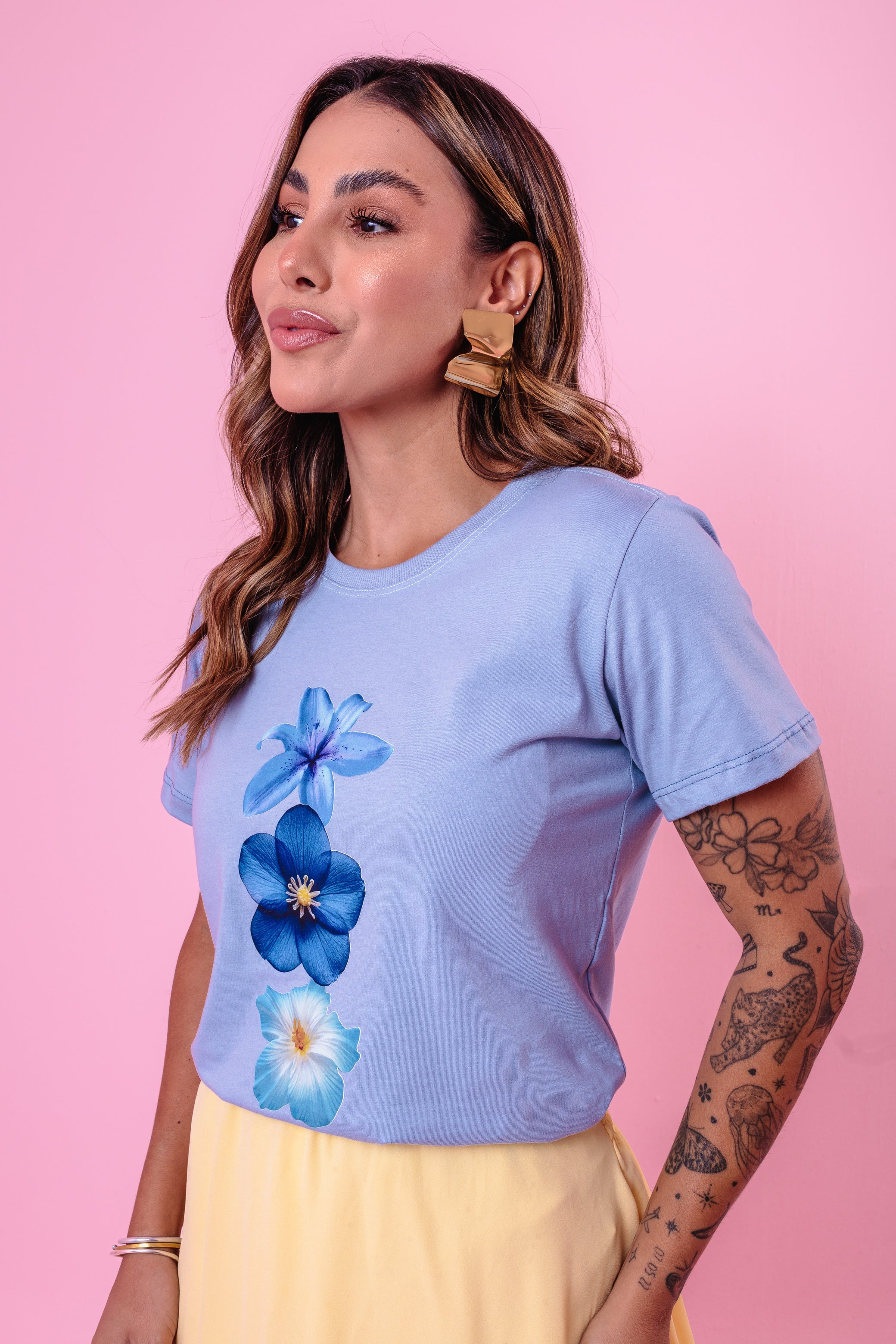 Camiseta Feminina Estampa com Flores na Cor Azul Claro