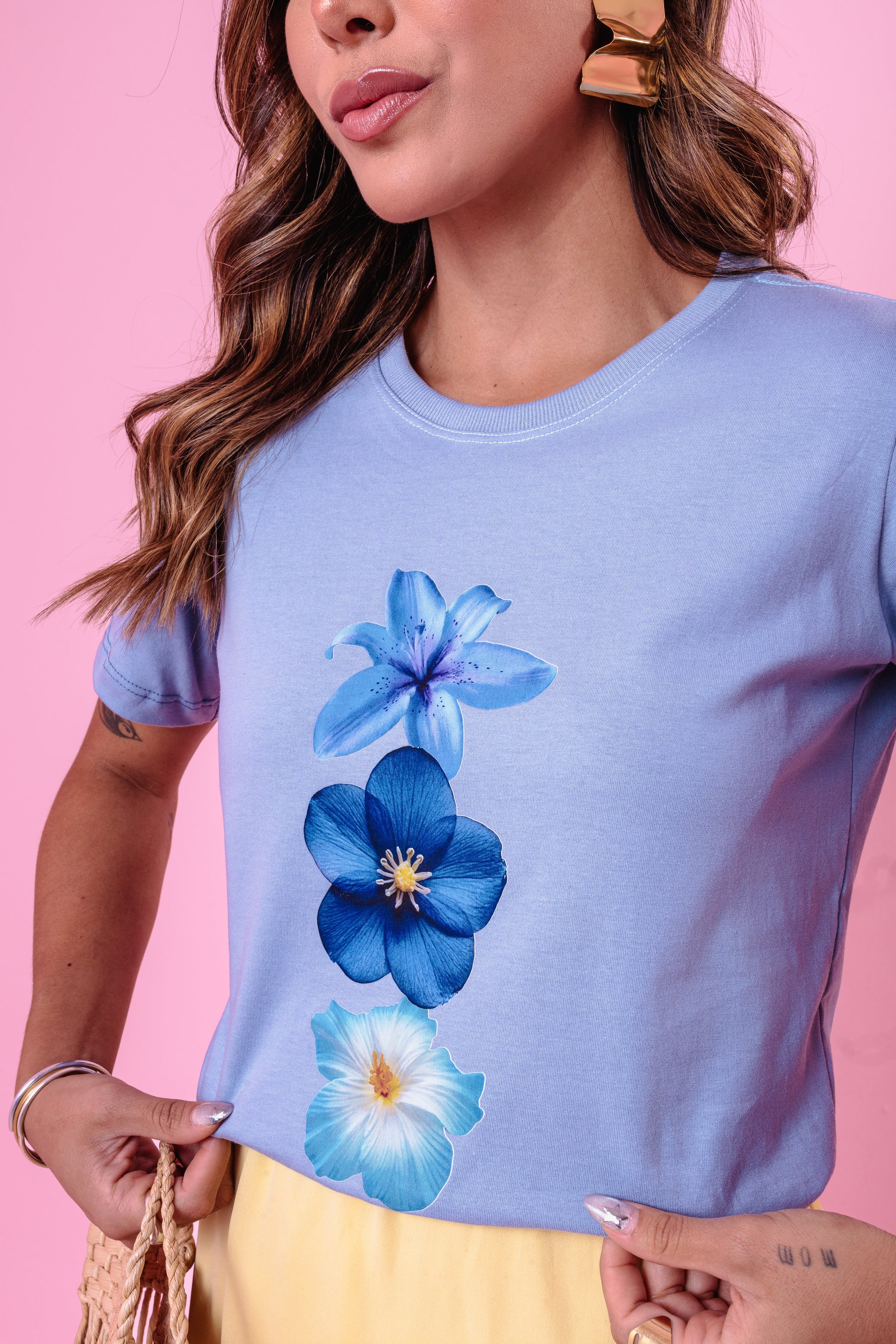 Camiseta Feminina Estampa com Flores na Cor Azul Claro
