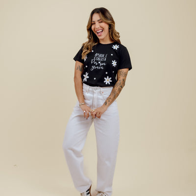 Camiseta Feminina Preta Frase “Amada e Coberta por Sua Graça”