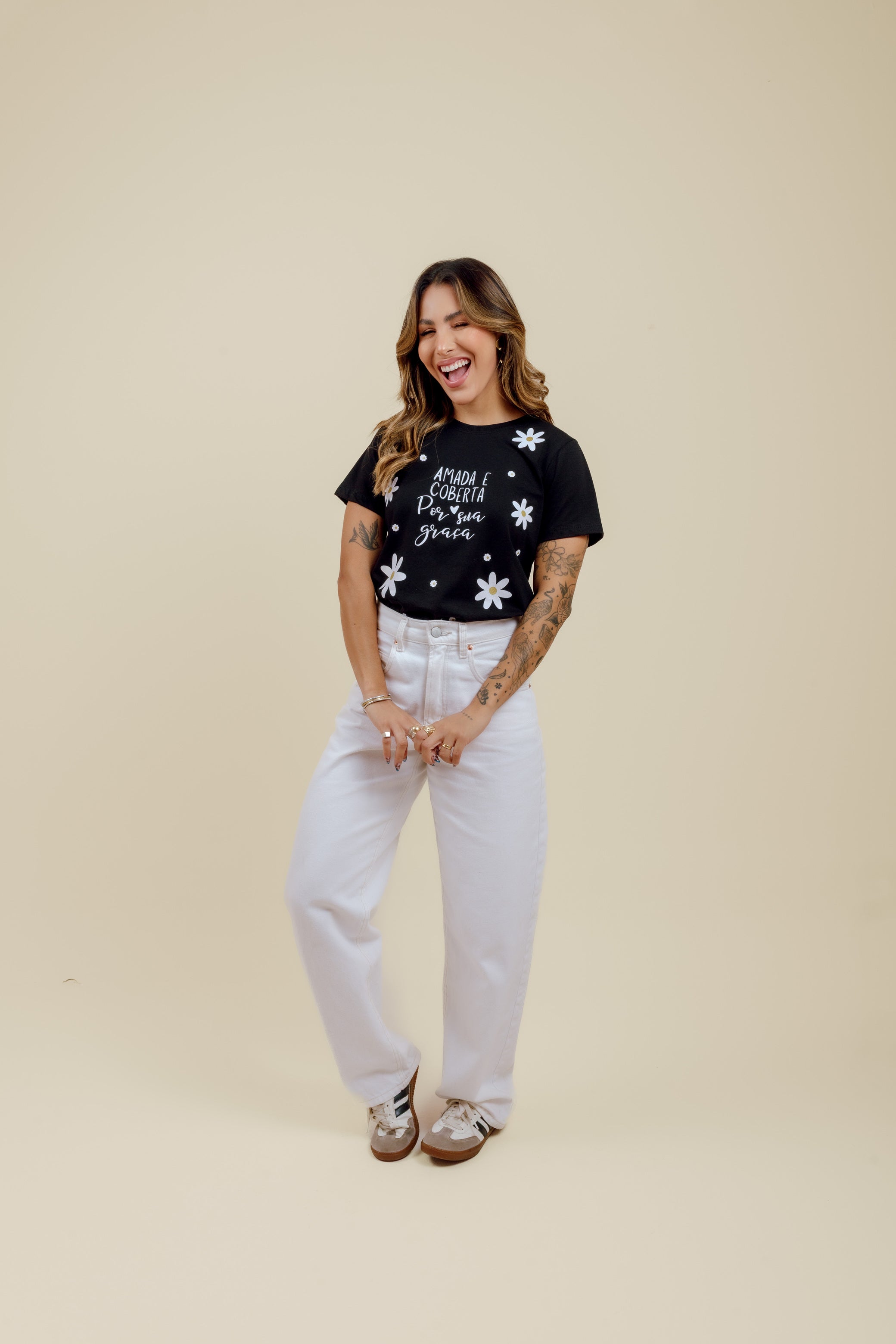 Camiseta Feminina Preta Frase “Amada e Coberta por Sua Graça”