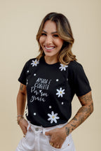 Camiseta Feminina Preta Frase “Amada e Coberta por Sua Graça”