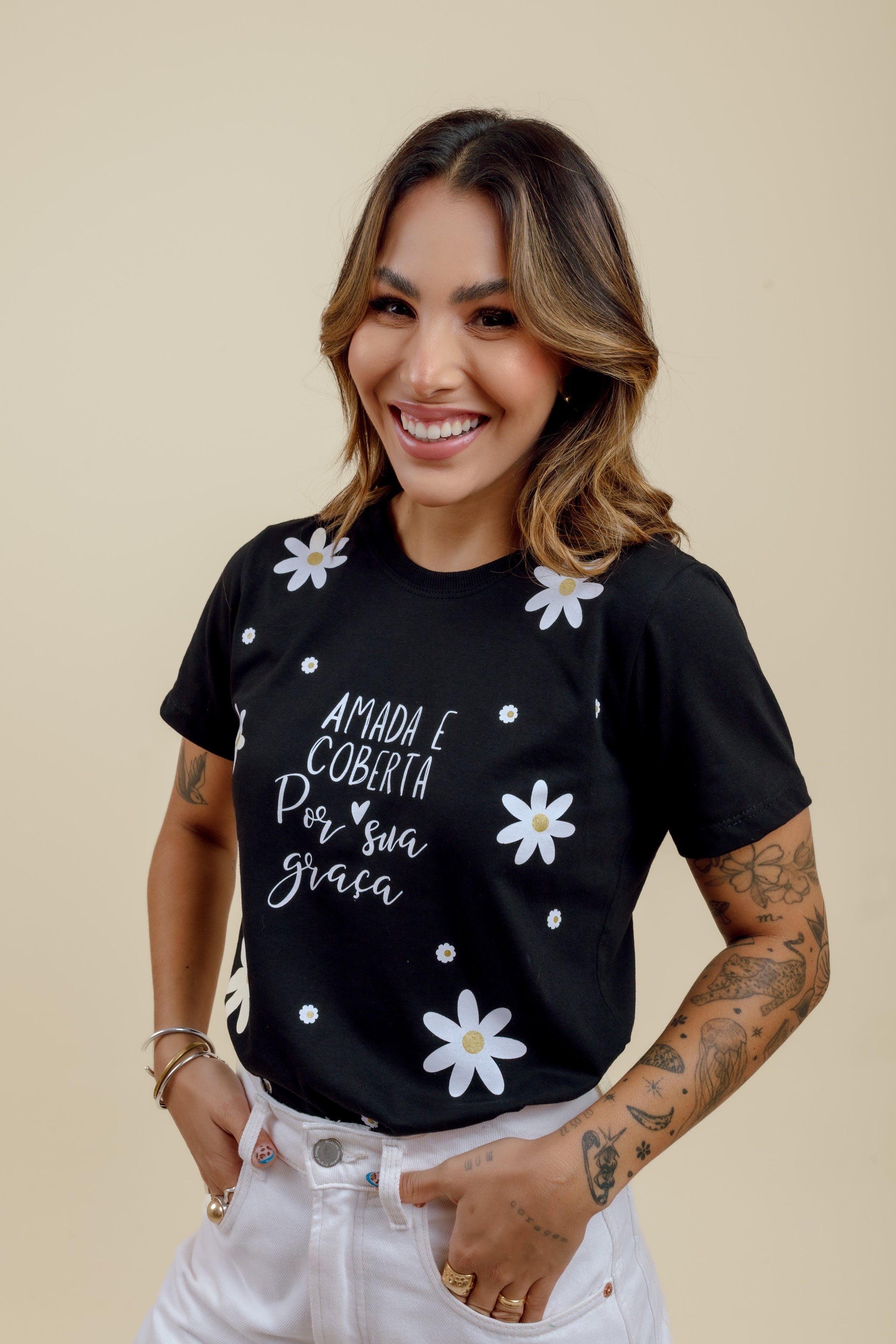 Camiseta Feminina Preta Frase “Amada e Coberta por Sua Graça”