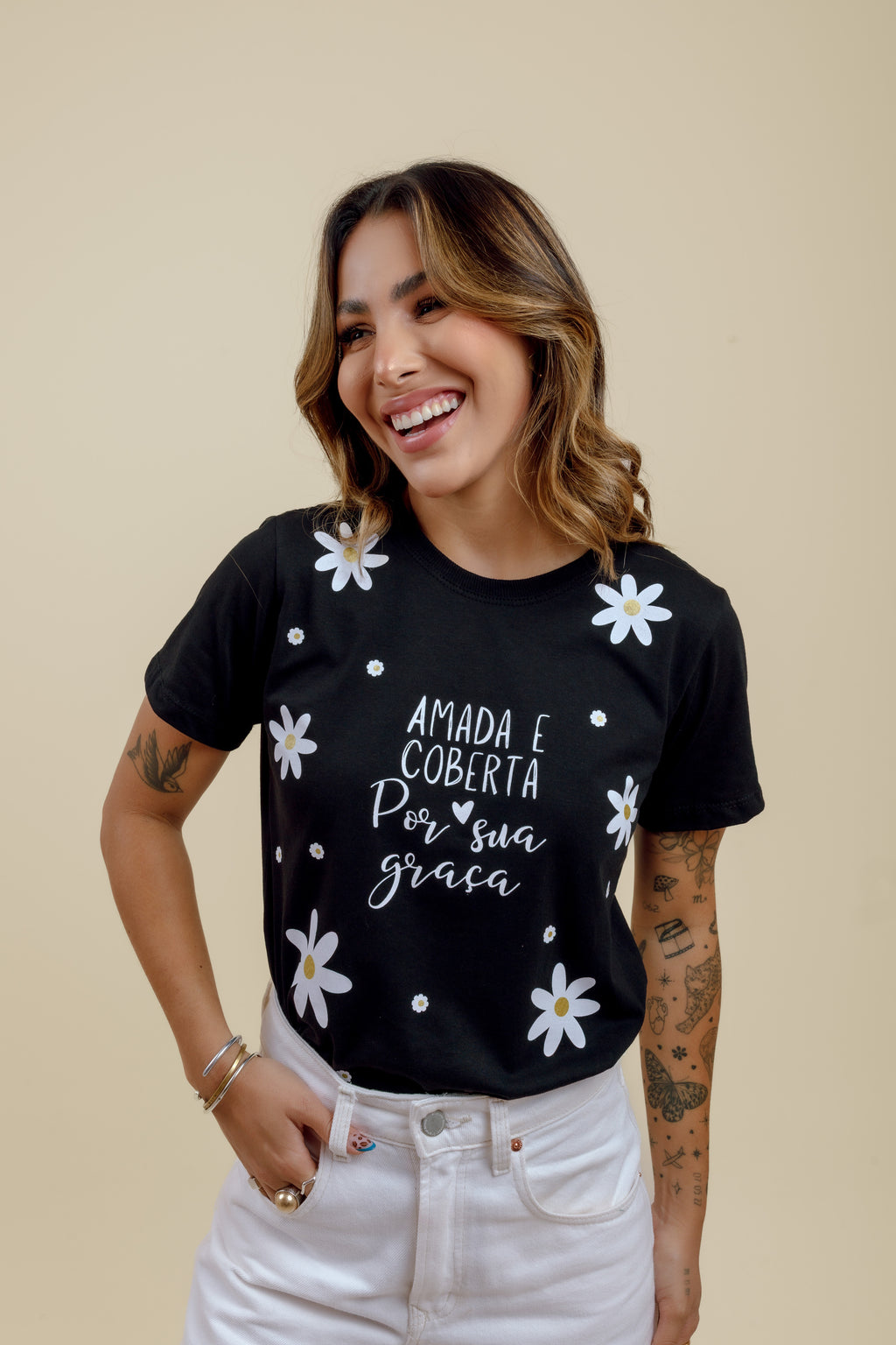 Camiseta Feminina Preta Frase “Amada e Coberta por Sua Graça”