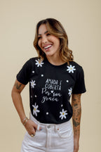 Camiseta Feminina Preta Frase “Amada e Coberta por Sua Graça”