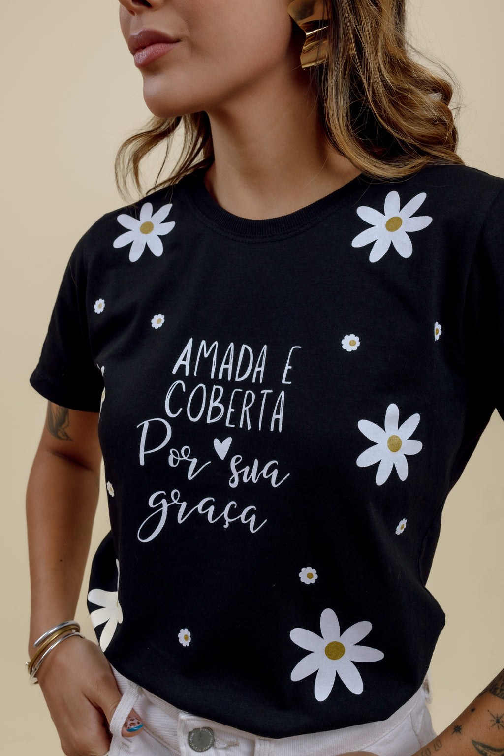 Camiseta Feminina Preta Frase “Amada e Coberta por Sua Graça”