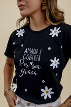 Camiseta Feminina Preta Frase “Amada e Coberta por Sua Graça”