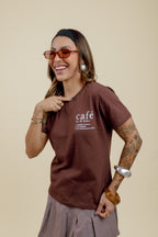 Camiseta Feminina Marrom com frase "café"