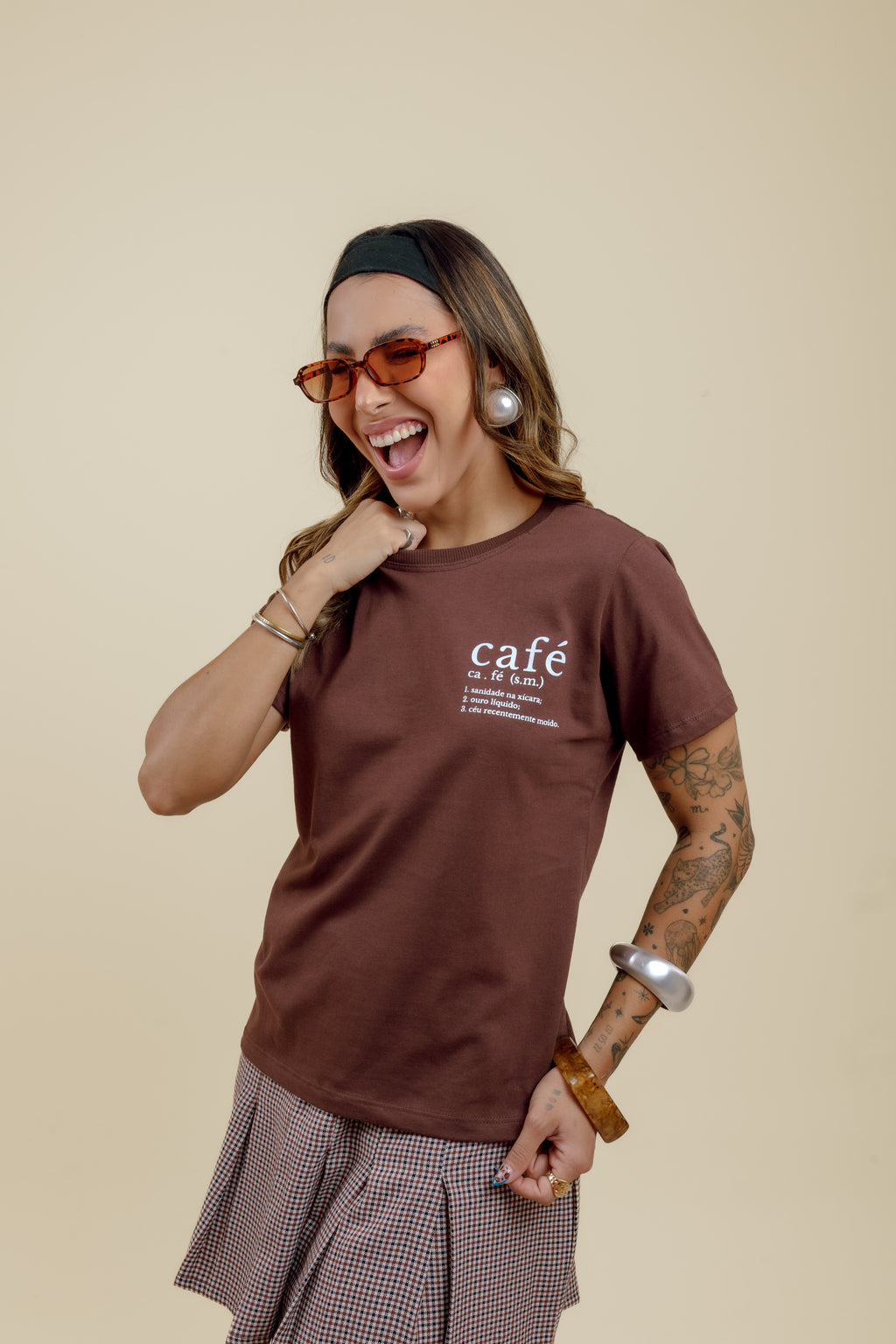 Camiseta Feminina Marrom com frase "café"