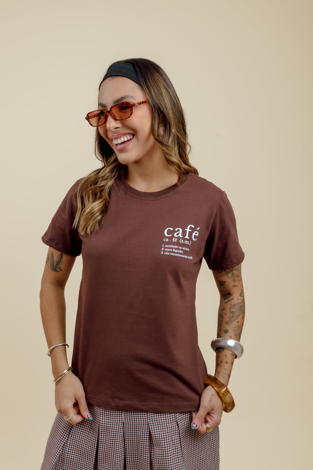 Camiseta Feminina Marrom com frase "café"