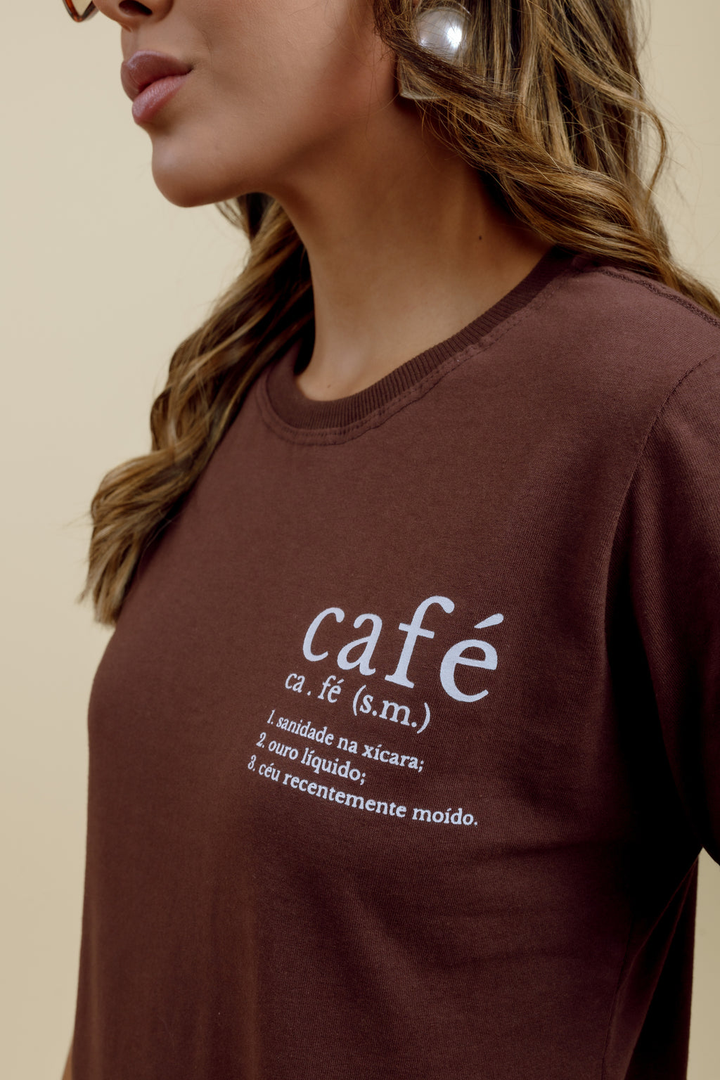 Camiseta Feminina Marrom com frase "café"