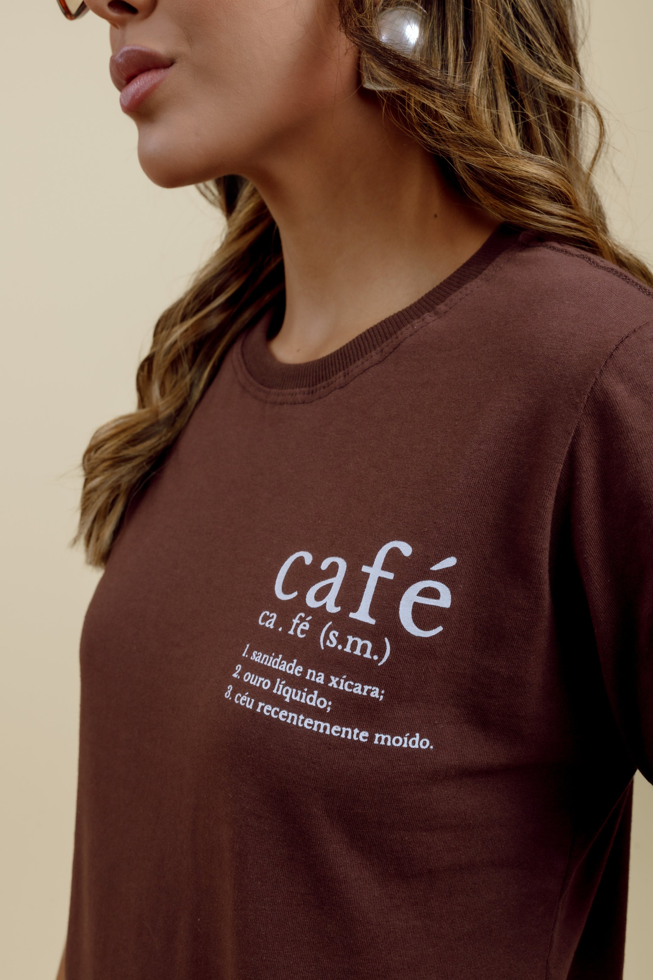 Camiseta Feminina Marrom com frase "café"