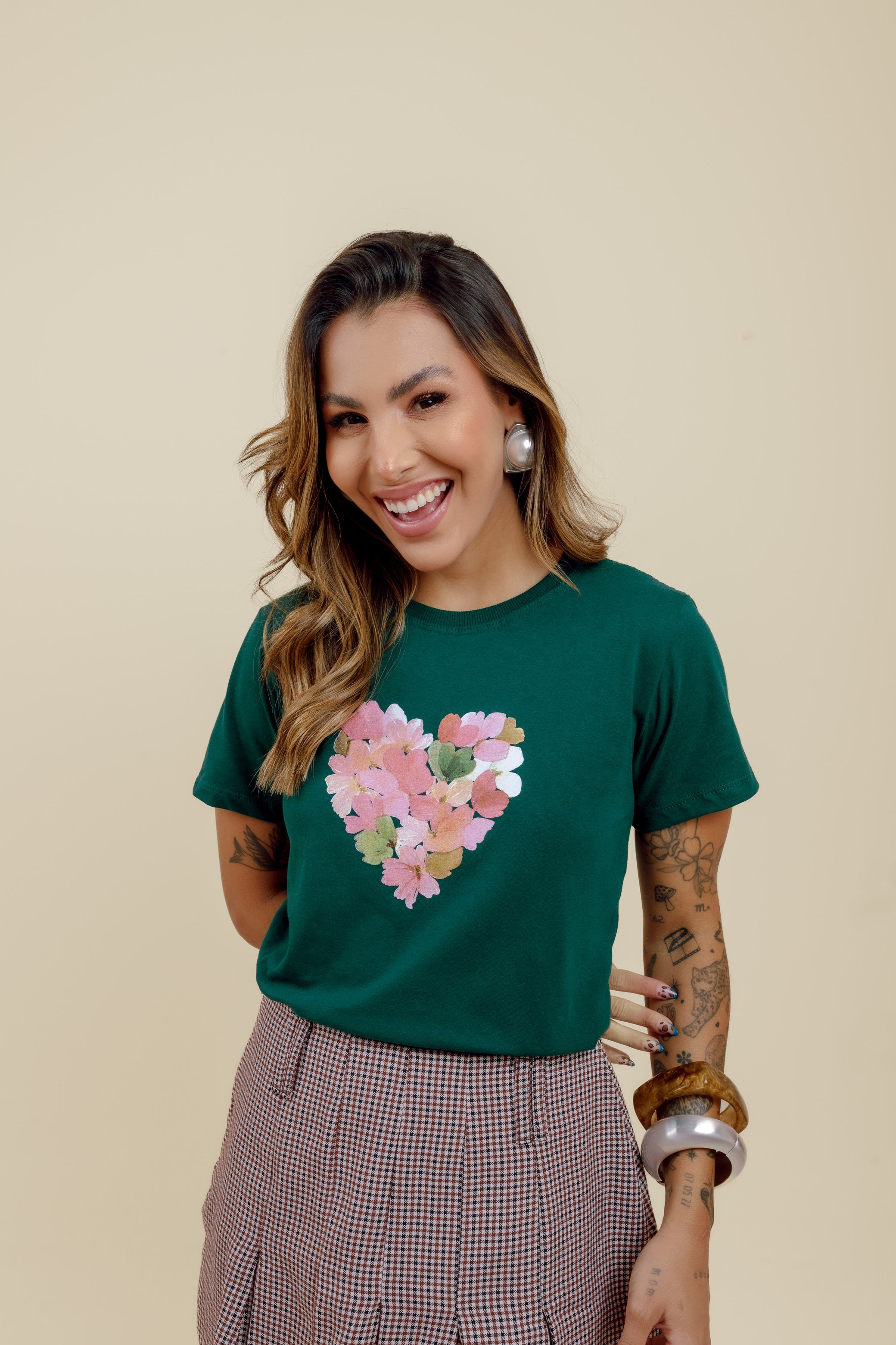 Camiseta Feminina Estampa de Coração Verde Escuro