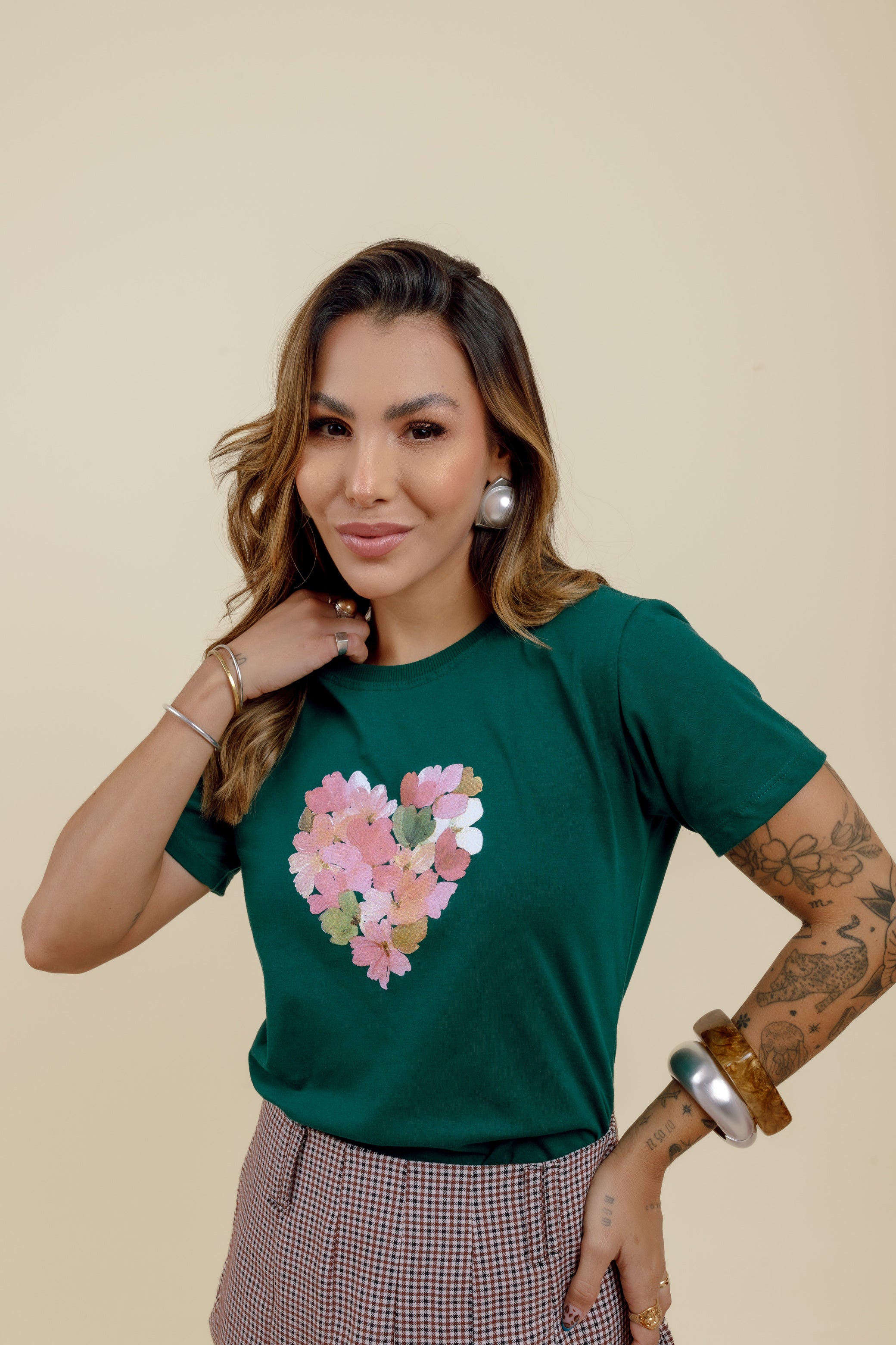 Camiseta Feminina Estampa de Coração Verde Escuro