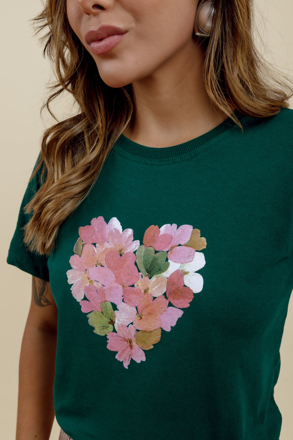 Camiseta Feminina Estampa de Coração Verde Escuro