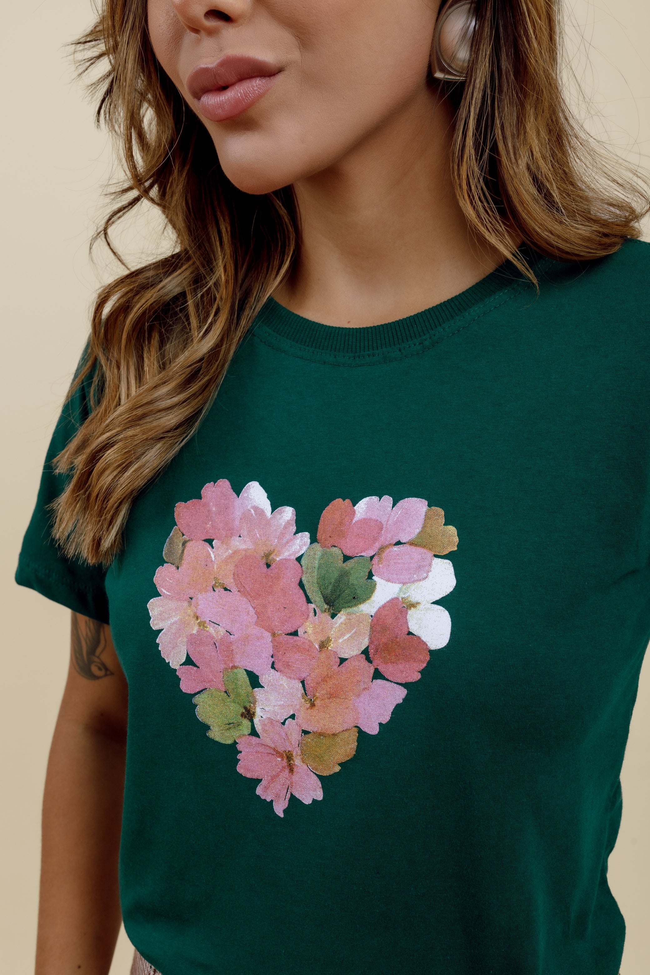 Camiseta Feminina Estampa de Coração Verde Escuro