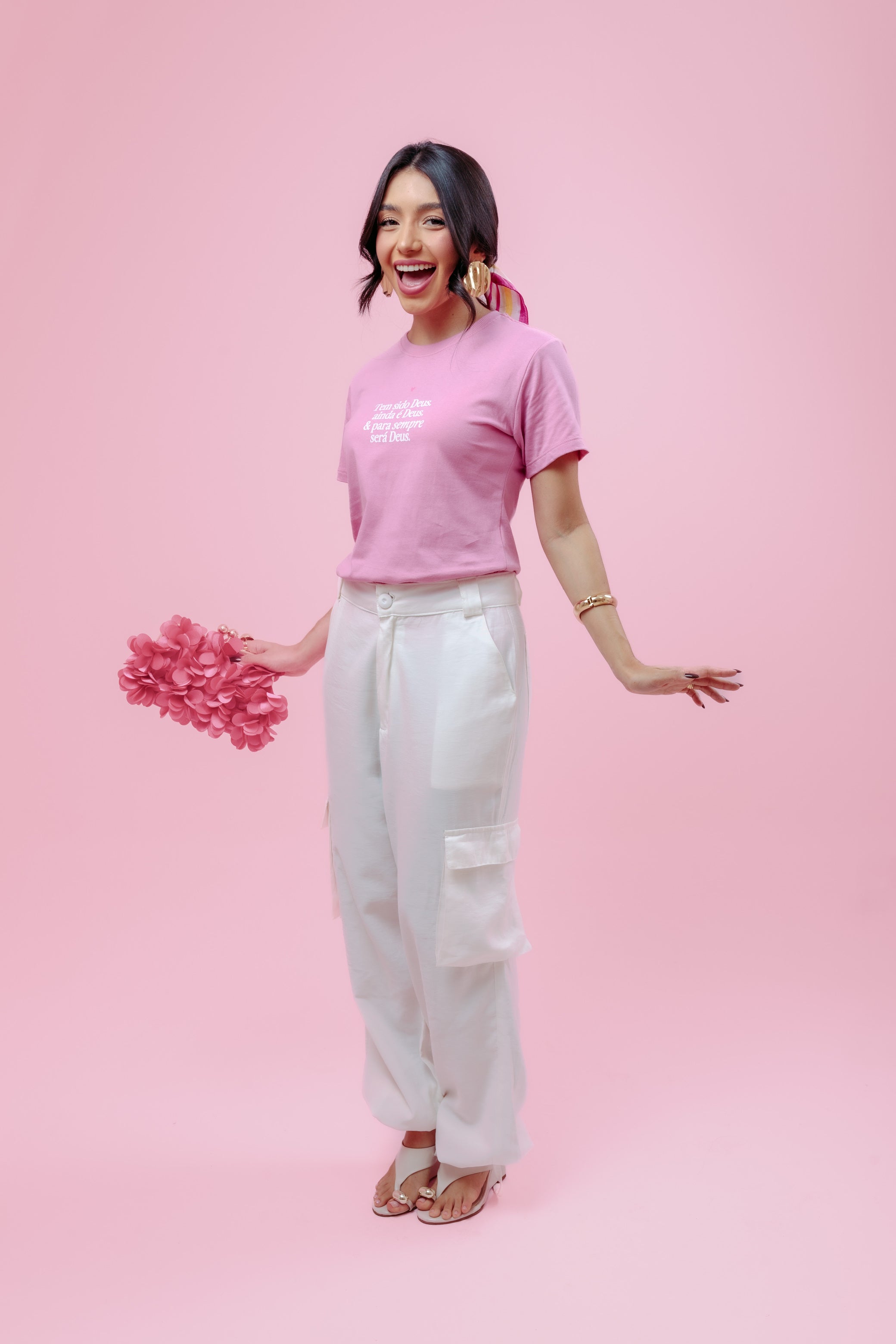 Camiseta Feminina Rosa Frase “Deus é e Sempre Será Deus”