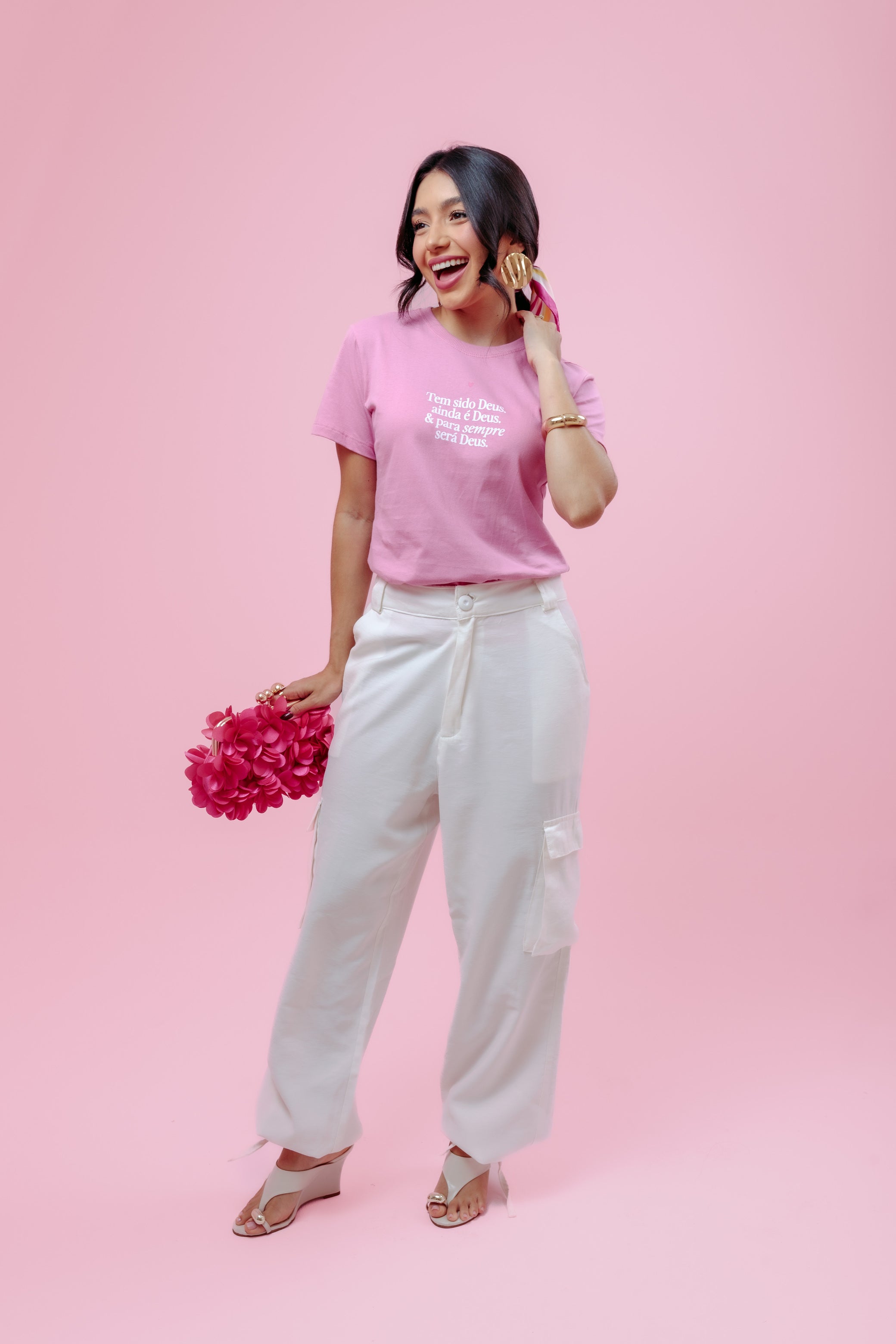 Camiseta Feminina Rosa Frase “Deus é e Sempre Será Deus”