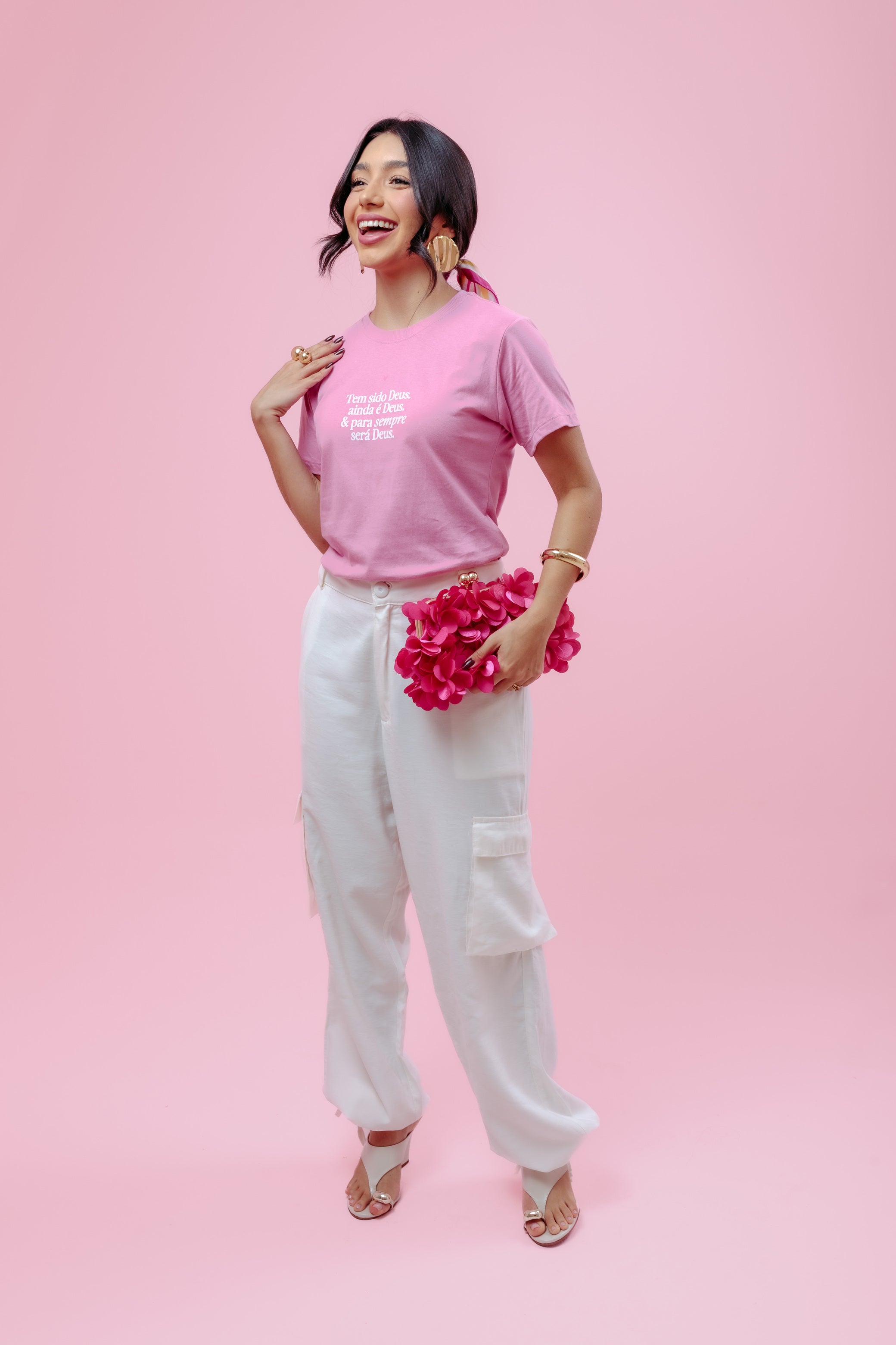 Camiseta Feminina Rosa Frase “Deus é e Sempre Será Deus”