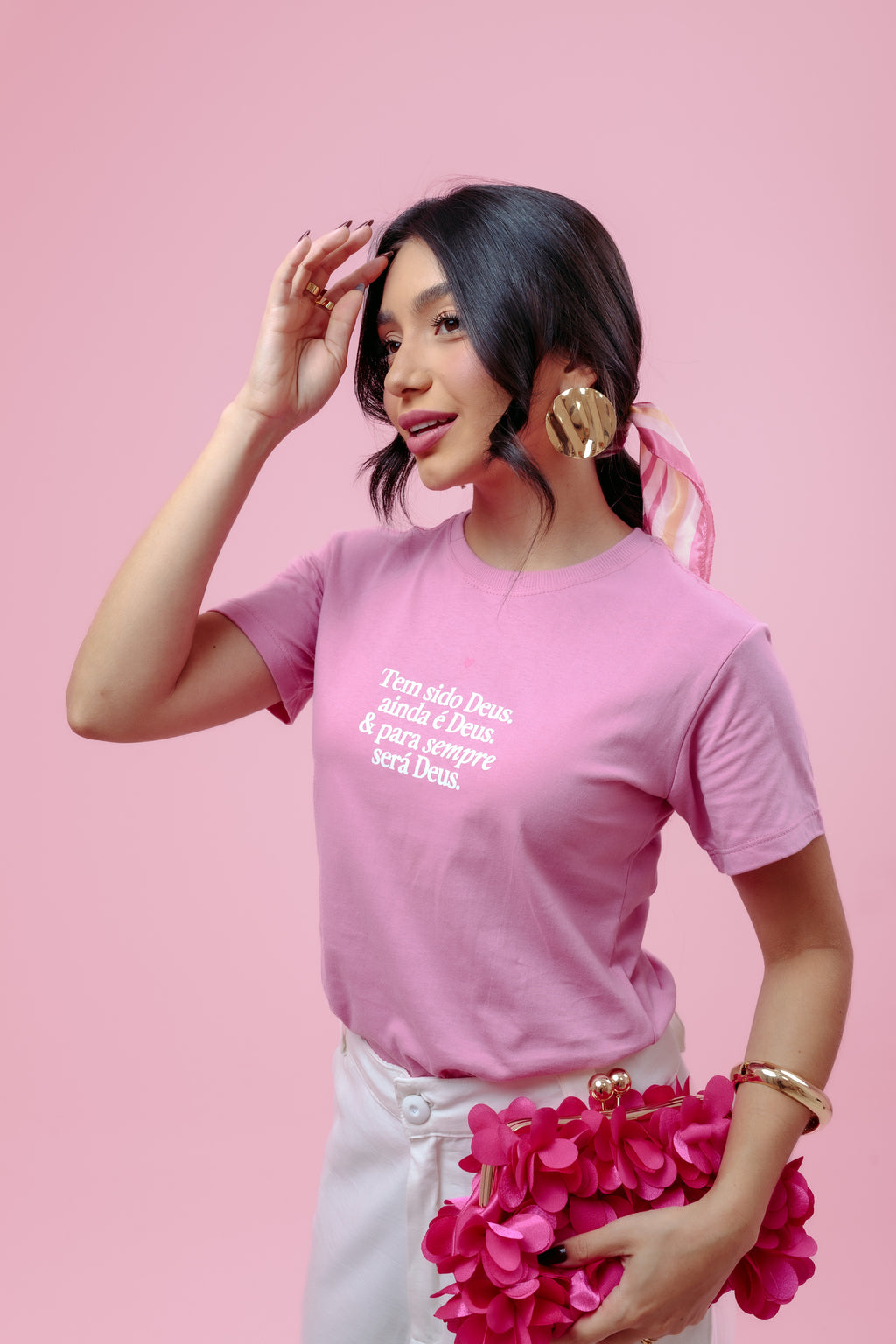 Camiseta Feminina Rosa Frase “Deus é e Sempre Será Deus”