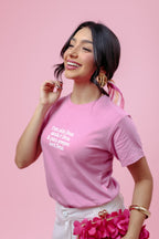 Camiseta Feminina Rosa Frase “Deus é e Sempre Será Deus”