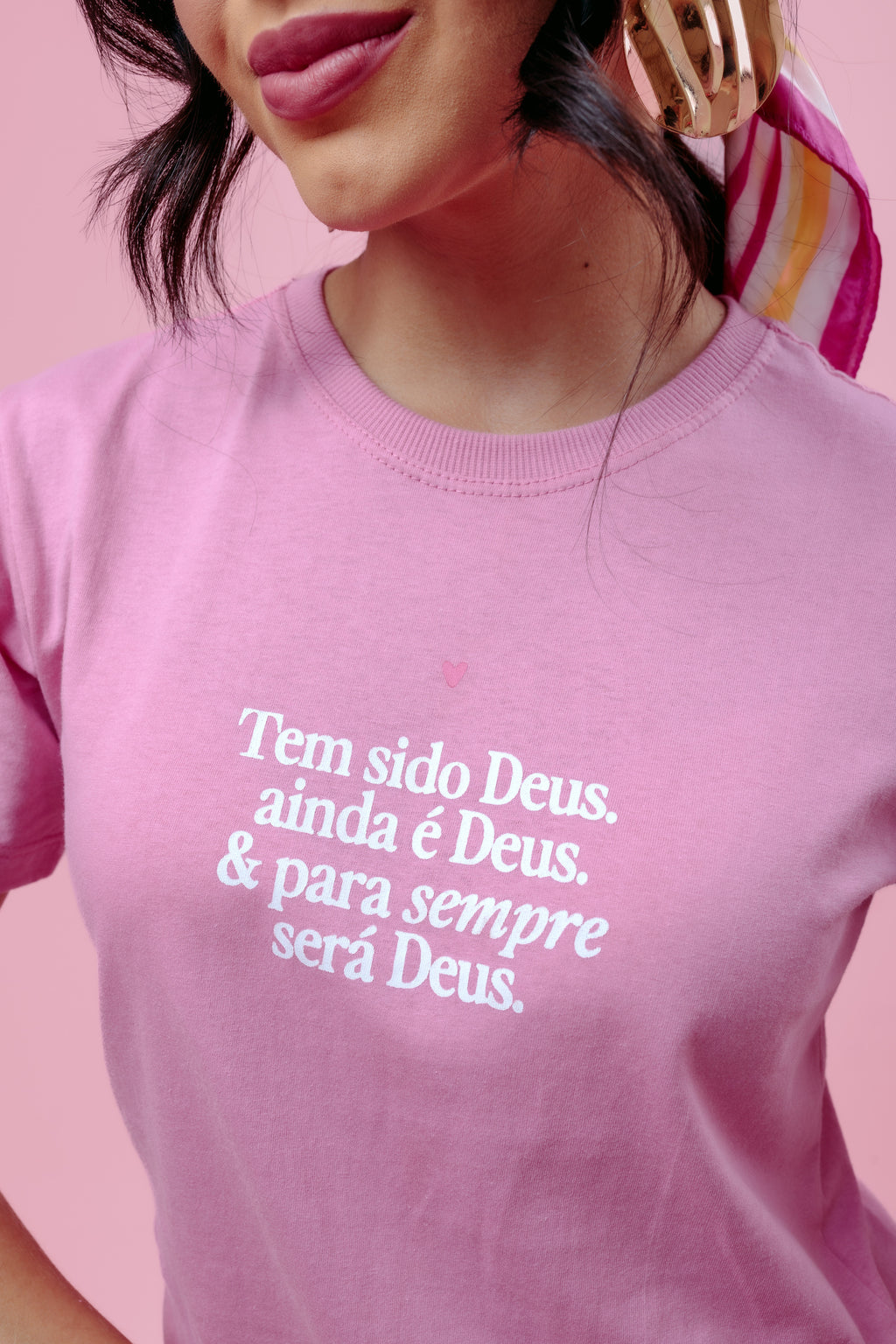 Camiseta Feminina Rosa Frase “Deus é e Sempre Será Deus”