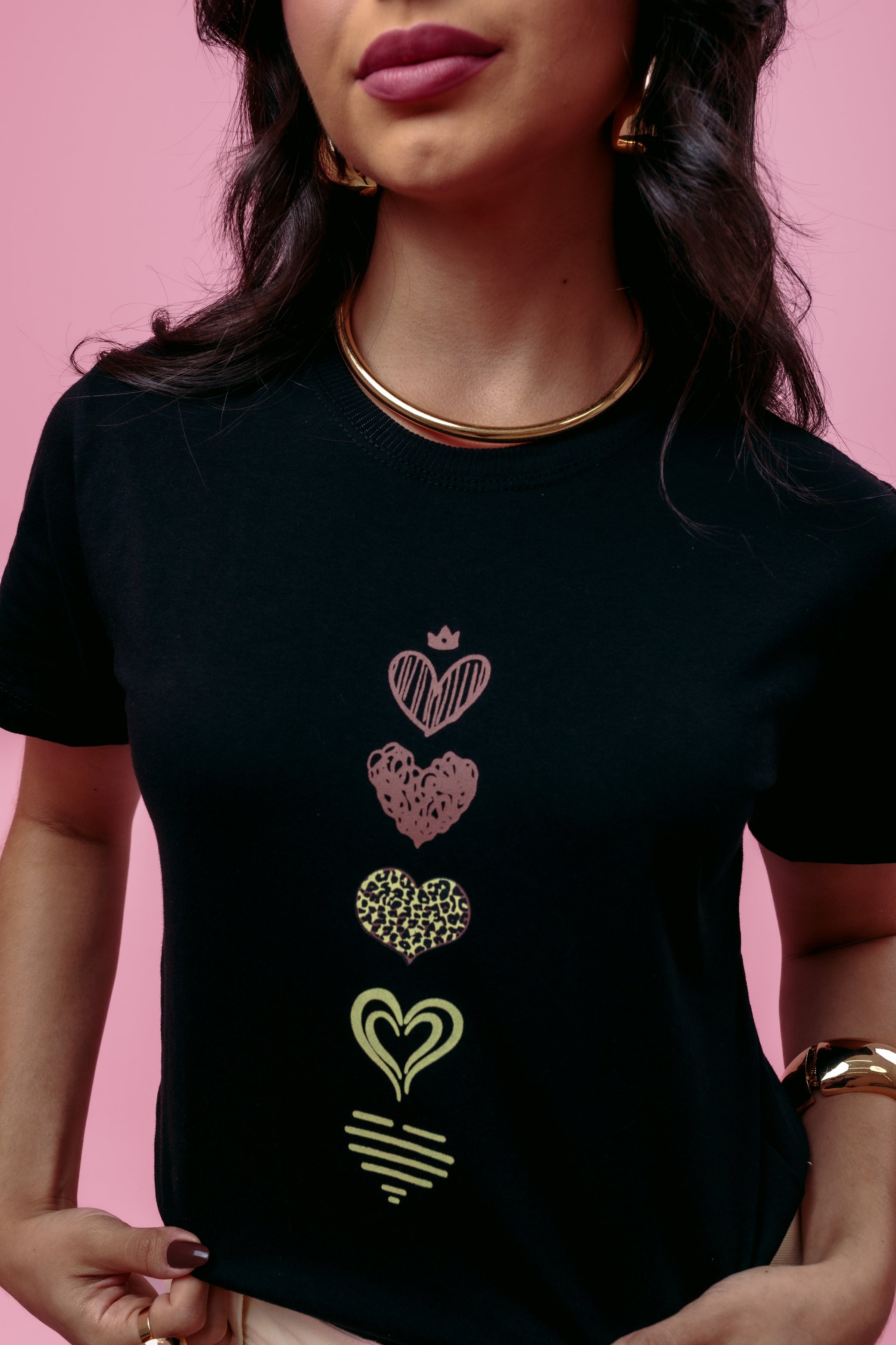 Camiseta Feminina Preta Estampa 3 Corações