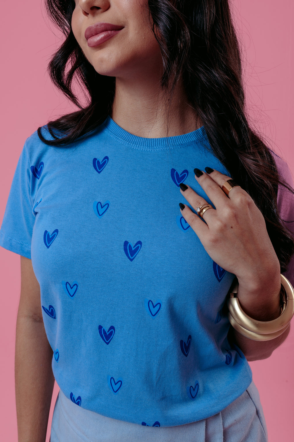 Camiseta Feminina Estampa de Corações Cor Azul
